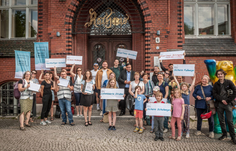 Übergabe des Einwohner*innen-Antrages Kaskel-Kiezblock vor dem Rathaus Lichtenberg, 11.5.2022