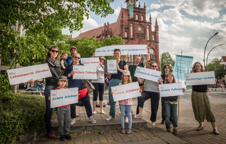 Übergabe des Einwohner*innen-Antrages Kaskel-Kiezblock vor dem Rathaus Lichtenberg, 11.5.2022