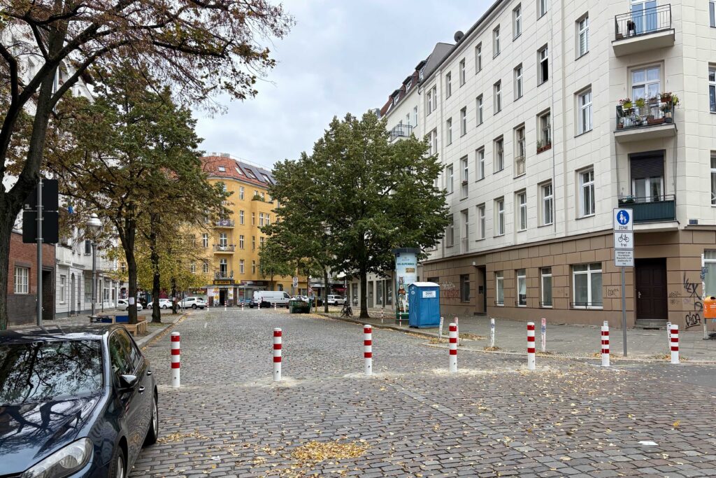 WoopWoop... in der Atmosphäre eines Spätsommertages seht ihr auf diesem Bild die Pollerreihe des neuen Anton-Kiezblocks