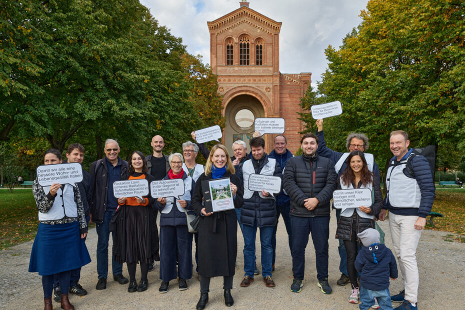 Petitionsübergabe and die Verkehrsstadträtin Fr. Dr. Neumann