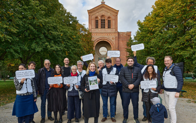 Petitionsübergabe and die Verkehrsstadträtin Fr. Dr. Neumann