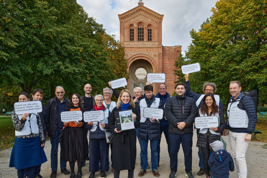 Petitionsübergabe and die Verkehrsstadträtin Fr. Dr. Neumann