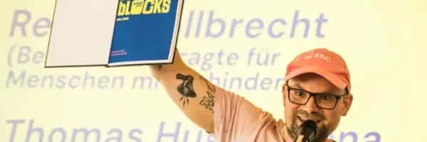 Druck frisch wird ihr die neue Empfehlung für Superblocks in die Luft gehoben und ihre Veröffentlichung gefeiert