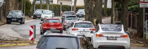 Autos, Autos, Autos... überall Autos. Auch hier im Waldseeviertel